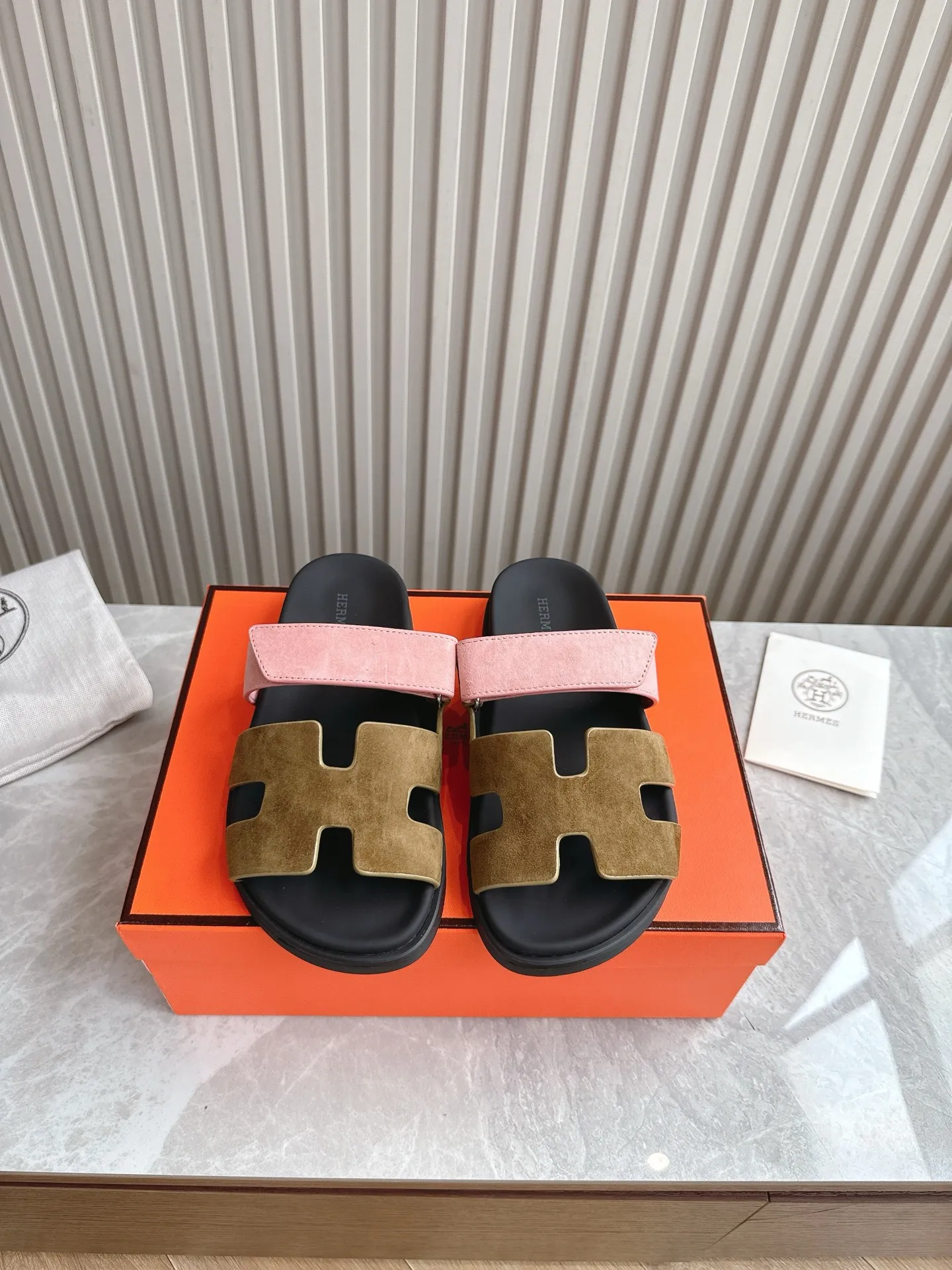 p480🐮🐮Couple model (top version) H family 2024 spring and summer new style HERMES Hermes' recently popular couple model pig nose angle sandals and slippers, paired with various colorful socks, popular. Upper: imported original deerskin (the genuine leather edging is not ordinary super migration). Lining: imported genuine leather. Outsole: Tpu non-slip and wear-resistant outsole. Size: Female 35-42 (40/42 non-returnable and non-exchangeable) Male size: 39-45 (45 non-refundable and non-exchangeable)